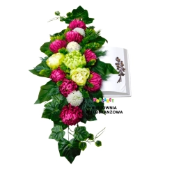 KOMPOZYCJA NAGROBNA BIAŁA KSIĄŻKA Z RÓŻOWYMI CHRYZANTEMAMI I LOTOSEM 100CM