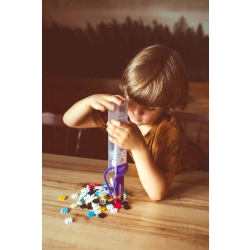 Chłopiec buduje obiekty przestrzenne 3D z klocków Marioinex