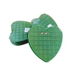 UCHWYT NA KWIATY Z PRZYSSAWKĄ W KSZTAŁCIE SERCA Z GĄBKĄ FLORYSTYCZNĄ DO ŻYWYCH KWIATÓW