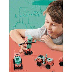 Chłopiec bawi się pojazdami zbudowanymi z klocków Marioinex