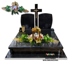 Stroik świąteczny z bombkami i świerkiem