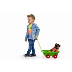 Chłopiec z wózkiem zielonym z zabawkami