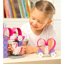 Dziewczynka bawiąca się klockami z serii Marioinex księżniczka średnia