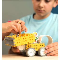 Dziecko budujące pojazd z klocków mały budowniczy