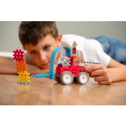 Chłopiec bawiący się pojazdem zbudowanym z klocków Marioinex