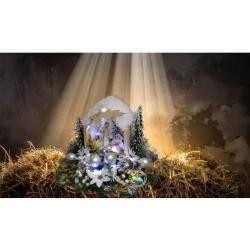 DUŻA DREWNIANA SZOPKA BOŻONARODZENIOWA PODŚWIETLANA - OŚNIEŻONA SCENERIA ŚWIATECZNA ZE ŚWIĘTĄ RODZINĄ