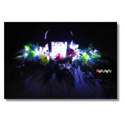 Stroik świąteczny z bombkami i podświetleniem led